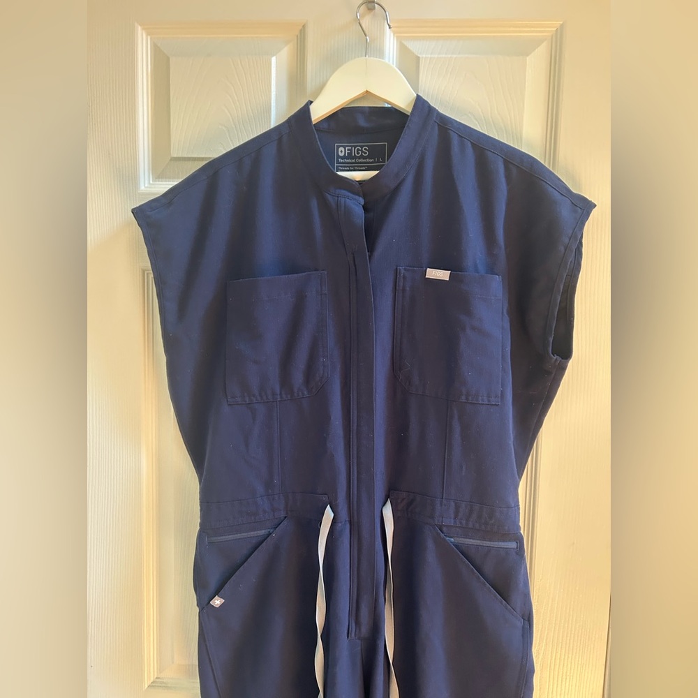 FIGS Rafaela Cargo Wide Leg ScrubJumpsuit™ in Navy Size L - Picture 8 of 11
